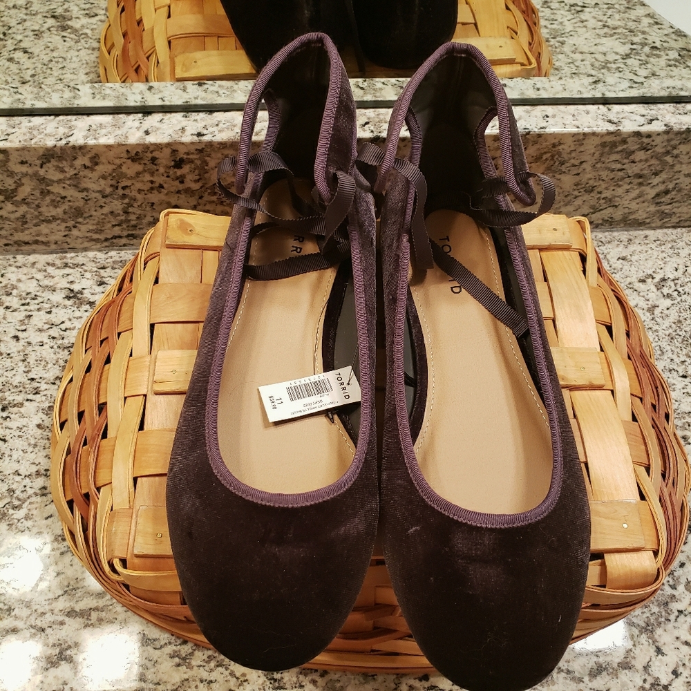 Torrid NWT ladies velvet tie ballet shoes size 11